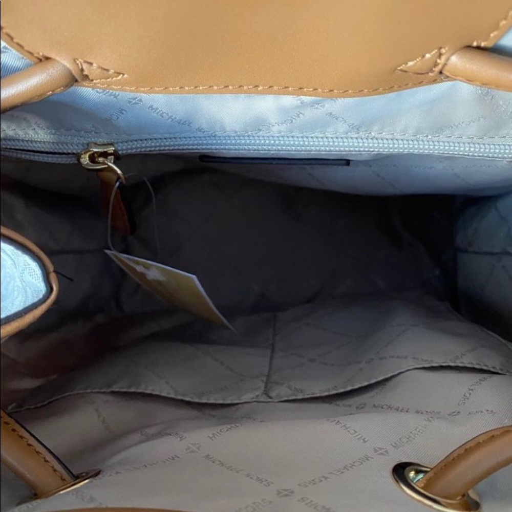 Michael Kors Abbey Cargo backpack with wallet - Picture 3 of 6